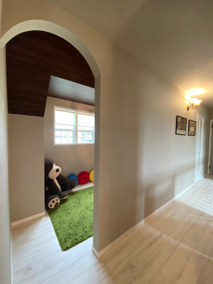 子ども部屋の入り口はドア付けずアーチ型に