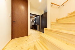 玄関の箪笥は、書斎への隠し扉！ご実家で永くご愛用された箪笥は、新たな住まいにも馴染む遊び心たっぷりの隠し扉として生まれ変わった。