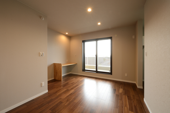 子世帯の寝室は8畳の広々サイズ。3畳のウォークインクローゼットも完備。2階に浴室とランドリールームを設け、そのままバルコニーで洗濯物を干せる動線を確保したことで、忙しい子育てママの家事負担を軽くする