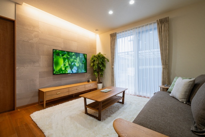 エコカラット×テレビの壁付けで全体をスッキリ‼優しい照明によりオシャレかつ落ち着きのある空間へ。