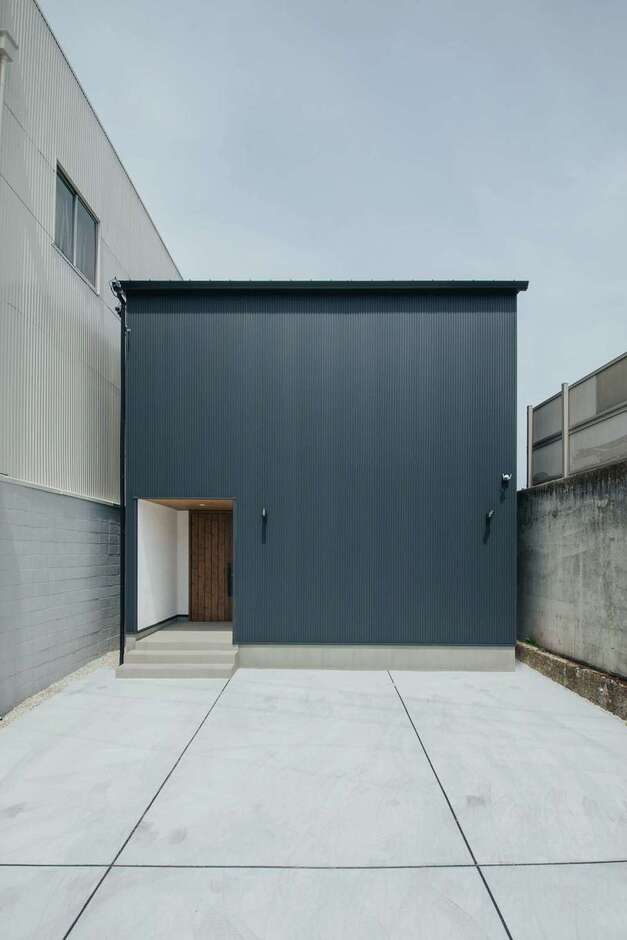 間口約6m、奥行き約22mの変形地でも、建築家の感性と設計力によって、カッコよくて住みやすい二世帯住宅が実現した