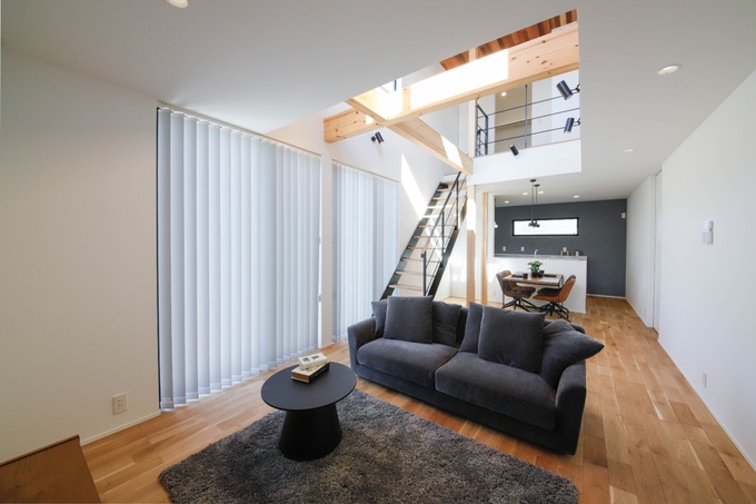 吹き抜け上部のスクエア窓からやわらかな光が降り注ぐ、20畳のLDK。レッドシダーを貼った天井に存在感のある梁が映える、こだわりの詰まった空間です。