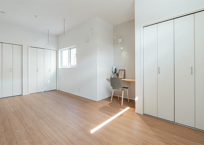 将来の子ども部屋は、成長に応じて二間にセパレートすることができる。収納力も十分確保してある