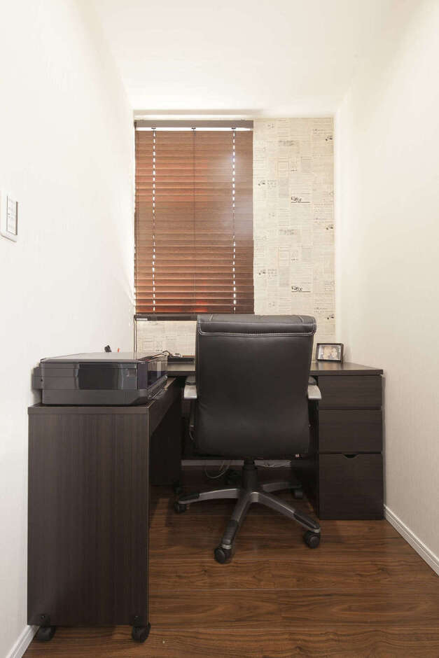 主寝室の一角に設けた書斎コーナー