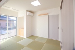 モダンな雰囲気の開放感がある和室。畳の調和した色合いが心地よさを演出している。【小野田産業～designers house project～】