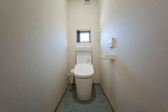清潔感のあるシンプルなトイレ空間。
コンパクトながら明るく開放的な印象を与える配置。【ユースタイルハウス　上村建設】