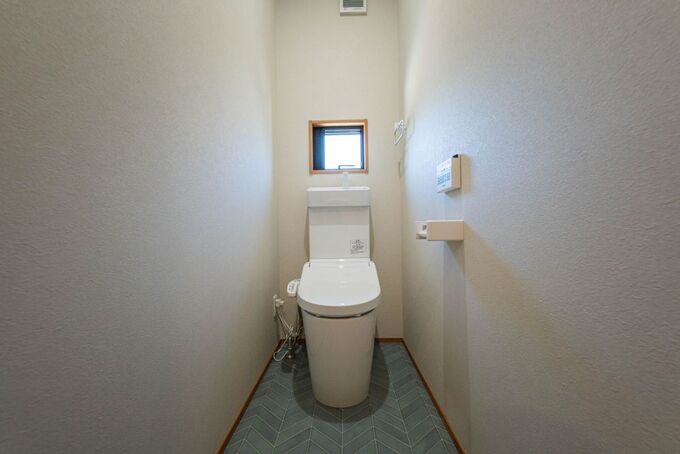 清潔感のあるシンプルなトイレ空間。
コンパクトながら明るく開放的な印象を与える配置。