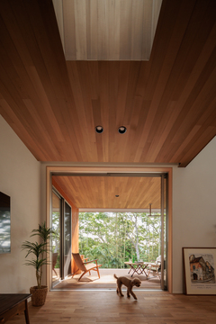 温かみのある木材を利用したウッドデッキ。広々としたアウトドアリビングとして、リラックスした時間を提供する空間である