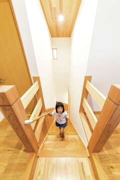 階段には賢くて丈夫なケヤキを使用。2階ホールからは、主寝室へ、子ども室へと動線が分かれている
