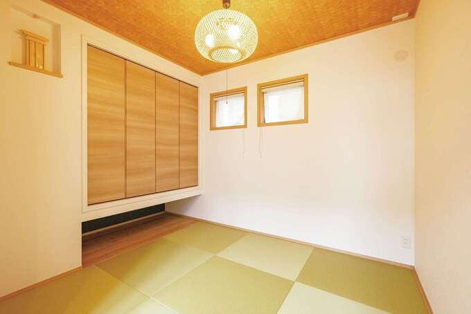 リビング横の和室は、親や友人が泊まれて、将来は自分たちの寝室にもできる。以前宿泊した旅館の部屋をイメージして内装を選んだ