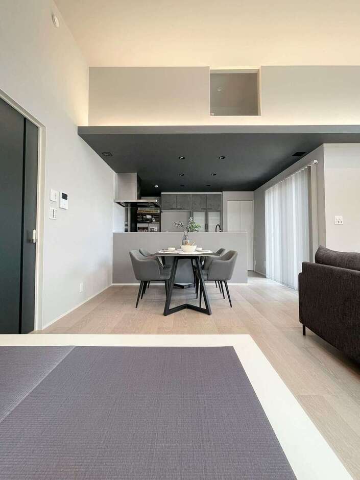 畳コーナーからも、キッチンからも、フロア全体が眺められるつくり