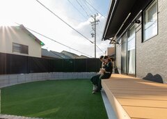 昔懐かしい縁側のような長いウッドデッキ。家族でひなたぼっこをしたり、子どもがもう少し大きくなったらBBQやプールも楽しめる。広い庭はドッグランにも使えそう【福工房 東海】
