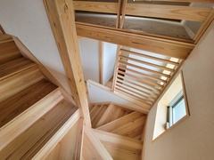 無垢杉を活かした造作階段。大工の手技が光る踏板と手すりが、住まいに温かみと上質感を添えます。