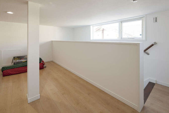 固定階段で上がる9.7畳の小屋裏収納。雛人形や五月人形など、普段あまり使わないものを収納して、生活空間を広く使える