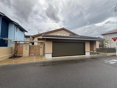 落ち着いた色合いの平屋の外観。道に面した広いガレージドアが特徴であり、現代的な機能美を感じさせるデザイン。【日本ハウスホールディングス 四日市支店】