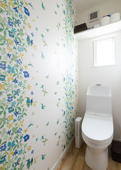 トイレは花柄の壁紙でで爽やかに【アイワホームサービス】