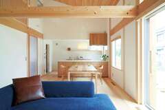 ヒノキには、ヒノキにしかないオーラがこもっている。そのオーラを『石牧建築』が巧みに翻訳したことで、名湯に湧く温泉のように、住まい手の心を芯からじんわりと癒やしてくれる【石牧建築】