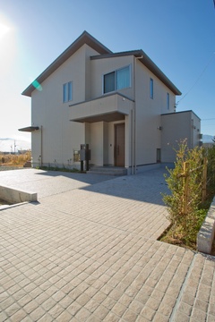 自然光に包まれる心地よいシンプルモダンな住まい