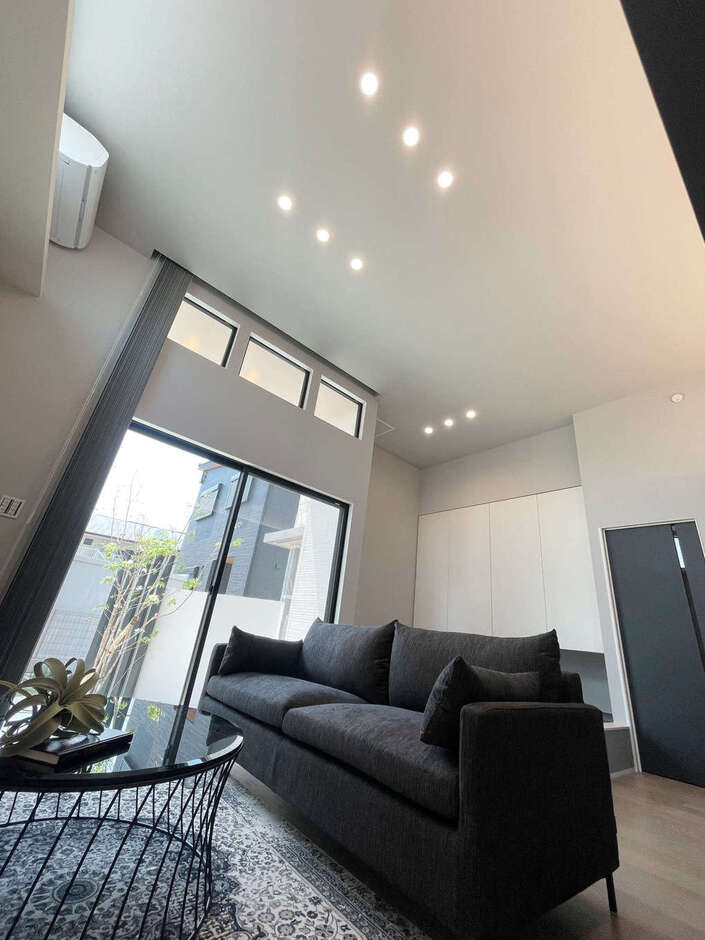 強靭な構造体と高い断熱性能により、開放感のある高天井を実現