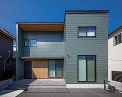 現代的なデザインが印象的な二階建て住宅の外観。落ち着いた色合いの外壁が、洗練された雰囲気を醸し出している。【内田建設】