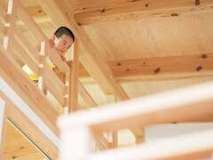 16畳もの小屋裏には本棚も備えられ、収納以外の役割も増えていきそうな予感。大工の手仕事により仕上げられた手すりは角が取られ、小さな手にもやさしくなじむ【アクトホーム】