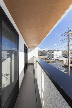 屋根付きバルコニーは洗濯物を干すのも安心【PG HOUSE（ピージーハウス）】