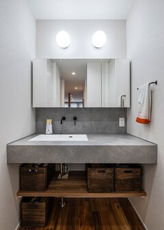 造作洗面台は水濡れに強い天板に【R＋house御殿場（岳南建設）】
