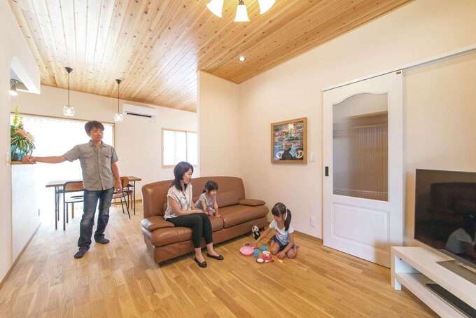 自然素材がふんだんに使われ、家族がなごめるリビング　