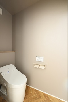シンプルで清潔感のあるトイレ空間。ヘリンボーンの床が温かみを添えている【REIWA HOUSE（令和ハウス）】