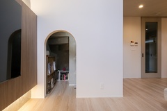 階段下を利用して設けられたアーチ型の開口がかわいいフリースペース。小物や本が置かれ、ちょっとした作業や趣味の時間を楽しむことができる秘密基地のような空間