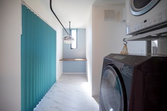 洗濯後にその場で干せるランドリールーム。キッチンからもアクセスできるよう動線を工夫したことで、家事の負担を減らし、暮らしやすさを高めています。