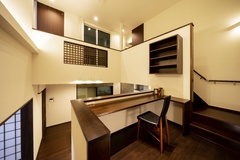 階段からアクセスできるスキップフロアのスペース。ちょっとした作業や勉強に最適な場所。開放感のあるデザインで独立性が保たれている。