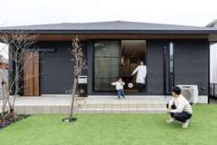 家族や友人と楽しい時を過ごす前庭【HAPPY HOUSE（山田工務店）】