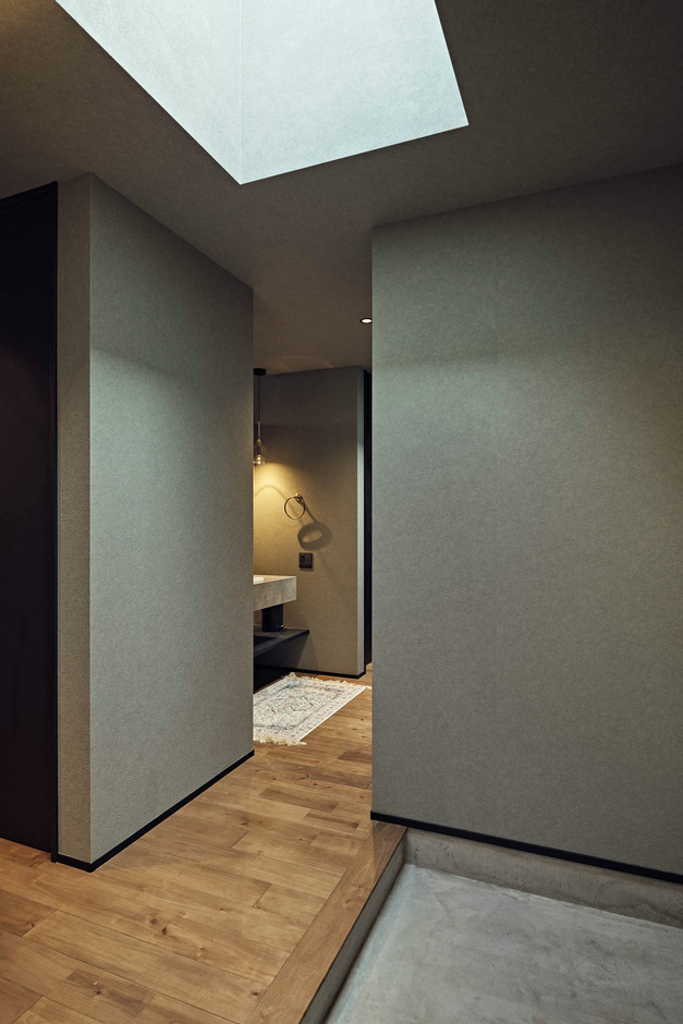 トップライトで採光を確保した玄関