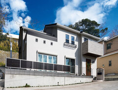 外観デザインはもちろん「ラ・ヴィアンシュ」。青い空と陽光がよく似合う。外壁はパウダーフェイスタイルをベースに、木目柄のウッディノーブルタイルをアクセントとして採用