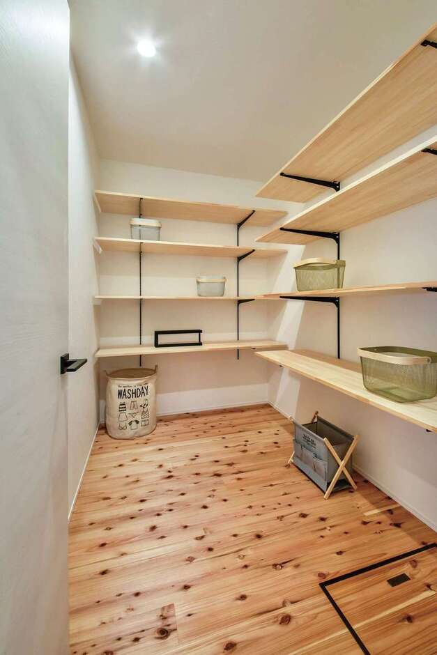 大容量のパントリーも天竜杉で造作