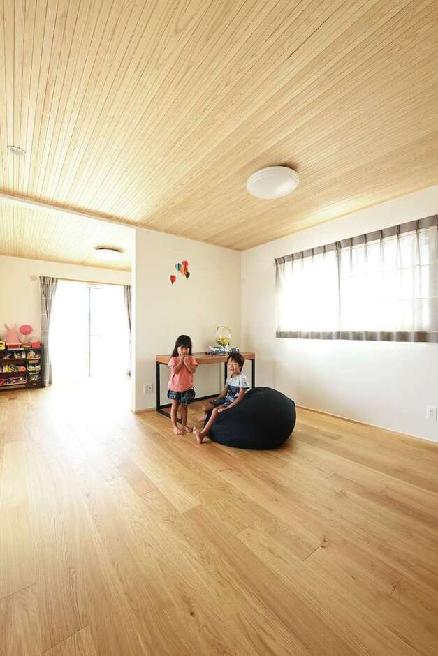 1階の子ども部屋は14畳で、将来的に仕切ることも可能。子どもが巣立ったら夫妻の寝室にして平屋風に暮らすこともでき、可変性の高い秀逸な間取り