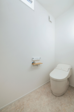 明るく清潔感あふれるトイレにも、木のあたたかみを添えて【フジモクの家（富士木材）】