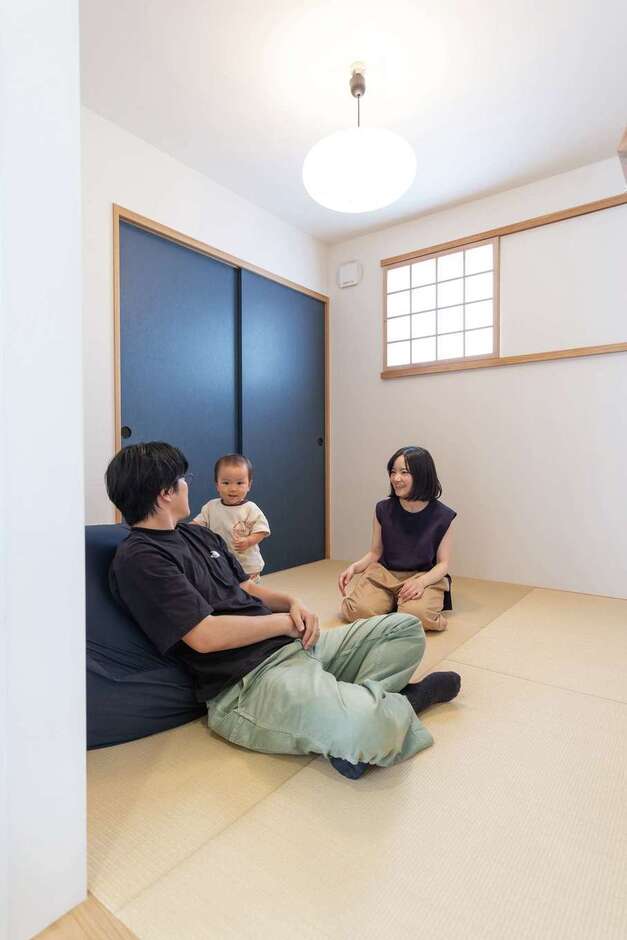 リビングの一角は小上がりの和室に。モダンなブルーの襖や障子をアクセントにした空間