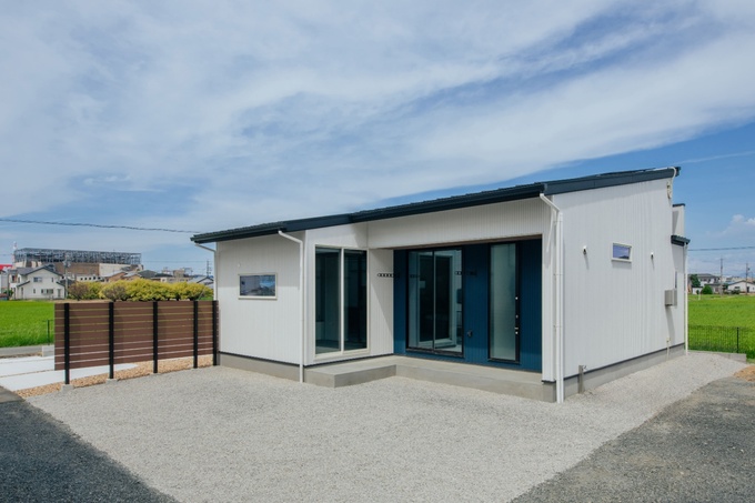 通りからはリビングや和室の窓が見えないレイアウト。プライベートな時間を気兼ねなく楽しめる