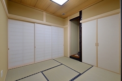 和室の端に腰掛けてもらって、気軽に会話を楽しむ。そんな日本家屋の良いところを取り入れた場所です