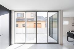 大きな窓からたっぷりと自然光が降り注ぐリビングダイニング。インテリアはシンプルで洗練されており、居心地の良さを演出している。【iDpluss アイディープラス】