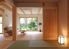 リビングに隣接する和室は、建具を開けることでリビングと自然につながり、開放的で落ち着きのある空間に。暮らしの中に、ほっとできる和の気配が心地よく溶け込みます。【アクトホーム】