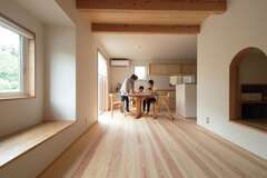 無垢の床が心地よく、家族全員裸足で過ごしているそう。ヤマザクラのテーブルとレッドオークの椅子もオリジナル製作した。ZEH基準を超える高い断熱性のLDK（17畳）は、8畳用のエアコン1台で快適な温度をキープ