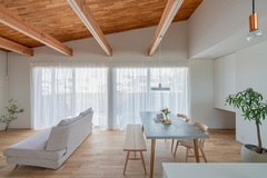 木をふんだんに使用したチーク材の勾配天井とくるみ材の床。
【グランハウス一級建築士事務所】