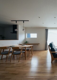 LDKの一角に造作カウンターを設置。窓から心地よい光が差し込み、ちょっとした家事や作業をするのに最適なスペースだ。【DAITOKU（大得工務店）】