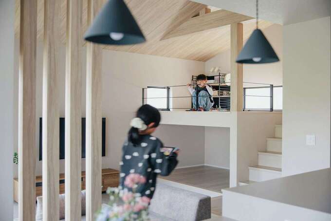 子ども部屋があるにもかかわらず、姉弟はリビング内のスキップフロア（3畳）で遊ぶのが好きみたい。キッチンから見えるのでママも安心♪