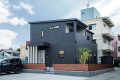 黒色の外壁は色の濃さや、質感にもこだわって選んだ【OWN RESORT HOME（オウンリゾートホーム）】