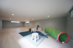 明るいカラーで彩られた屋内遊び場。子どもたちが自由に遊べる広い空間が広がり、安全性も確保されている。【ホームラボ】