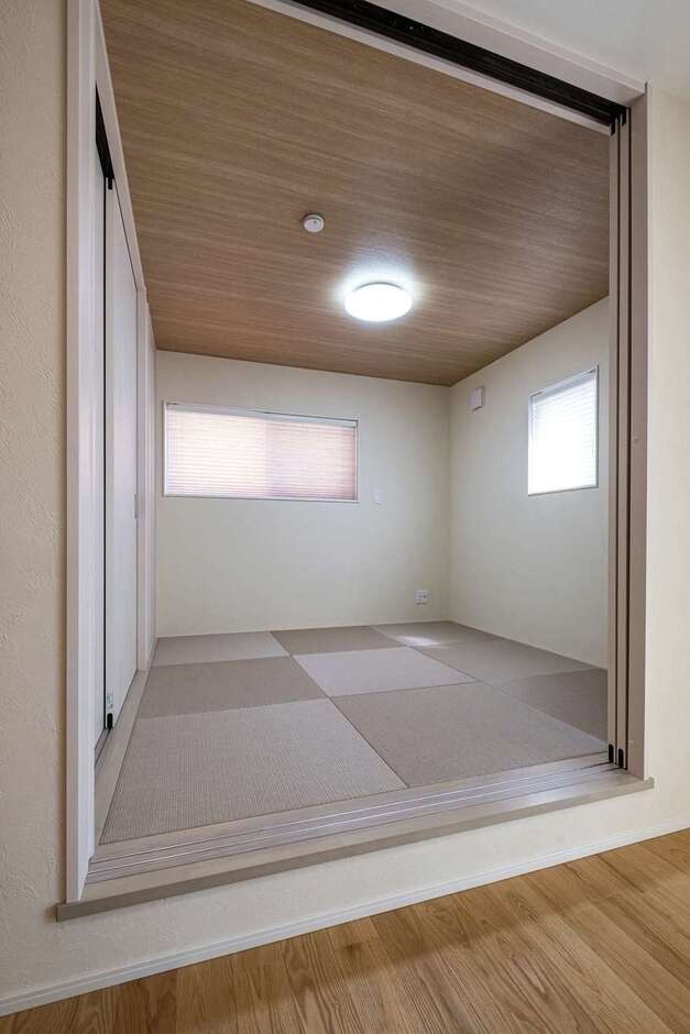 キッチン正面の和室は将来的に1階だけで暮らしを完結させることも想定して用意した
